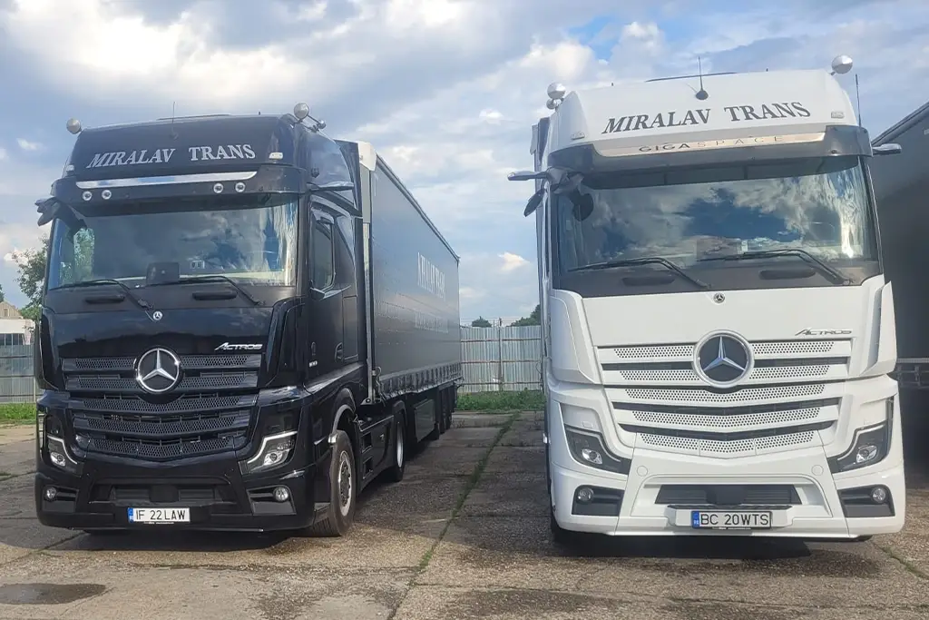 Camioanele Mercedes-Benz din flota noastra fotografiate la garajul companiei