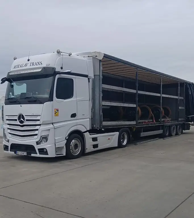 Camion din flota Miralav Trans si semi-remorca mega incarcata cu diferite marfuri pentru a fi transportate la destinatie